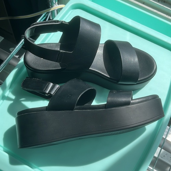 BNWOT black leather sandal w/ platform sole - Picture 2 of 4